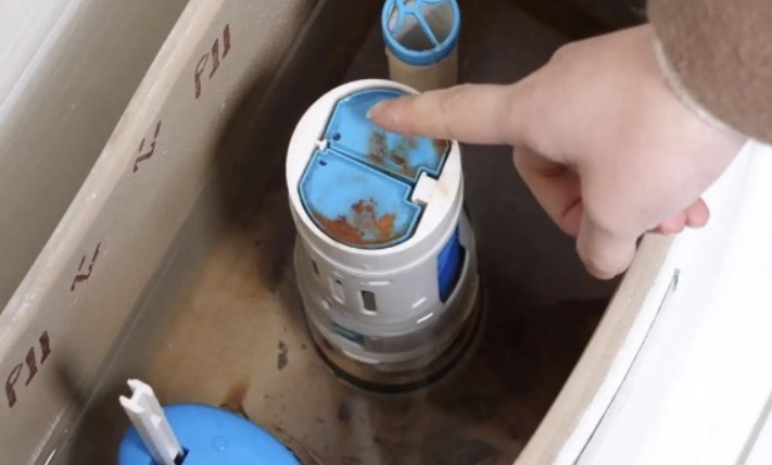 马桶水箱一直注水漏水怎样解决？
