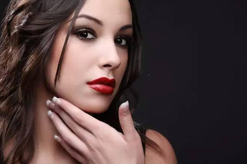 去年口红销量下滑近半，疫情影响下你还会选择化妆出门吗？