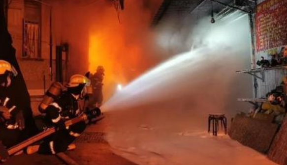 益阳市资阳区一居民房突发火灾，9岁女孩被困火场后是如何自救的？