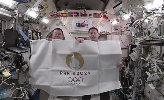 你如何看待日本和法国宇航员空间站交换会旗这件事？