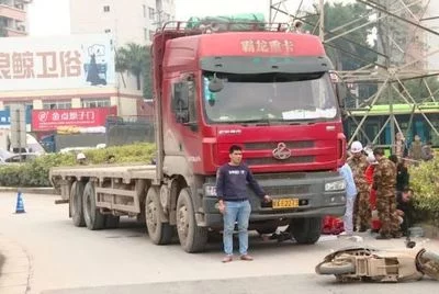 广东一女子骑车险被卷入货车车底，连滚带爬拼命逃离，货车有哪些盲区？