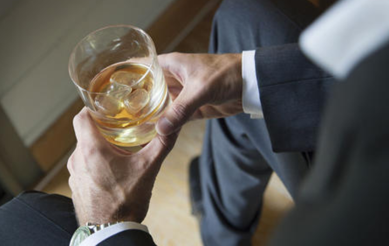 豪饮1斤白酒险丧命，过度饮酒可能存在什么危险？