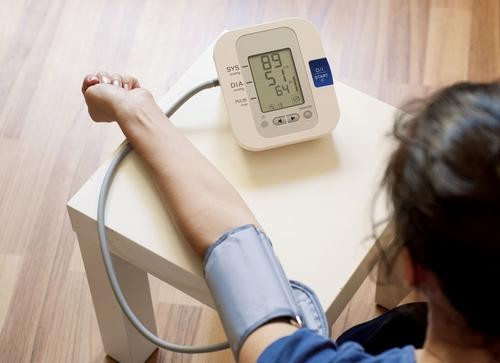 最早的血压计用于测量谁的血压？