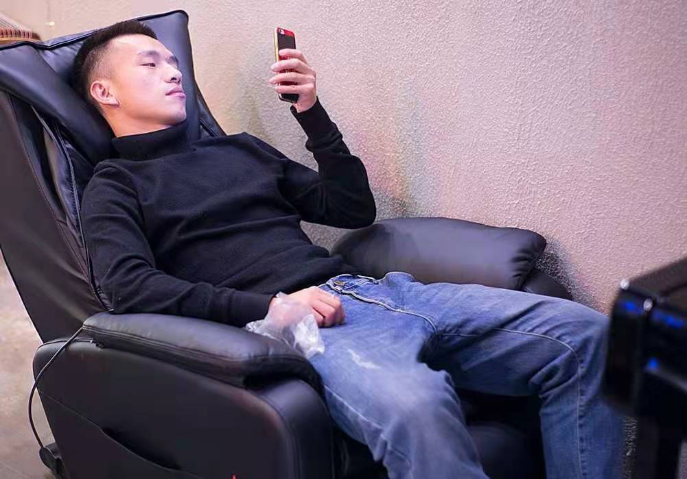 山东一男子躺着不起被妻子缝沙发上，这是大多数男人的真实写照吗？