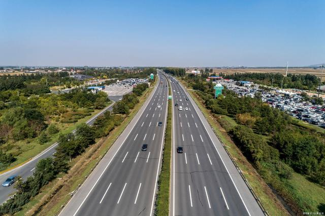 中国第一条高速公路叫什么？是什么时候修建的？