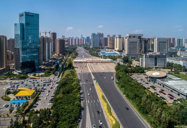 中国第一条高速公路叫什么？是什么时候修建的？