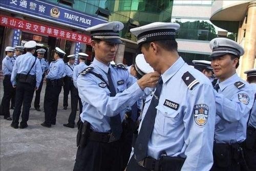 什么级别的警察穿的是白色制服？