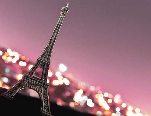 求一张唯美的巴黎艾菲尔铁塔大图~分辨率尽量高一点，做壁纸。