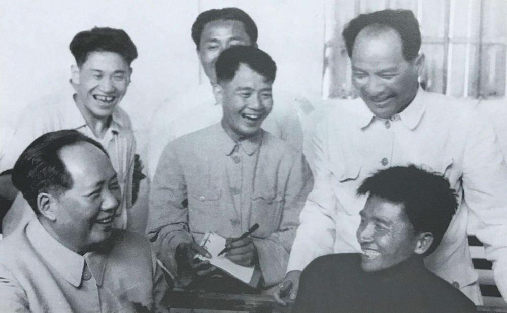 毛泽东发表《论十大关系》的报告，标志着中国共产党         [     ]     A．探索本国工业化道路的开始 B