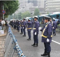 警方承认安倍的警卫工作存在问题，这些警备员是否也需承担相应的责任？