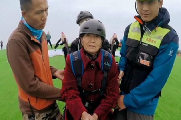 78岁老人第一次玩滑翔伞淡定自拍，心态有多好？