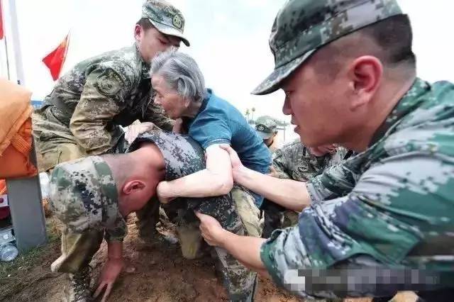 百姓冒雨追车送抗洪战士熟鸡蛋，其目的是什么？