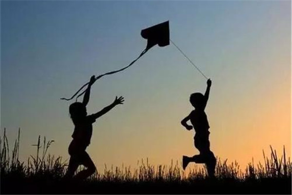 《追风筝的人》中的“风筝”究竟有何隐喻？