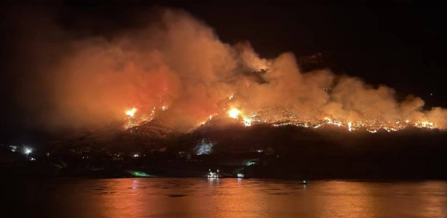 重庆涪陵山火复燃，火线沿山体蔓延，这是咋情况？目前最新情况如何？