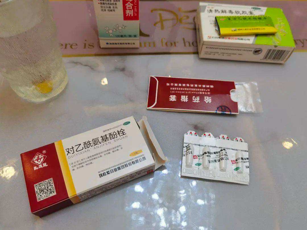 女子发烧买错药误服肛门栓剂！这两种药之间有多像？