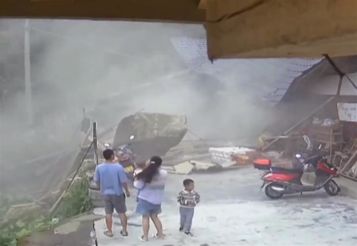 监控记录下惊人一幕：老人避开瞬间房子被巨石砸穿，什么导致的巨石滚落？