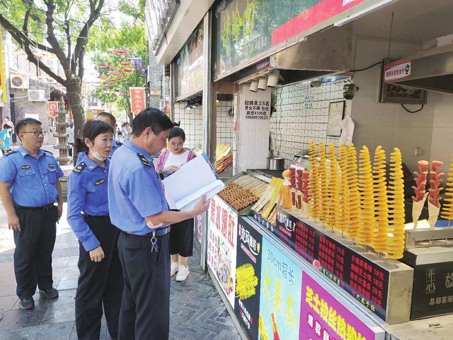 市监局人员公车私用送菜被停职，城管和摆摊人员的矛盾应怎么妥善解决？