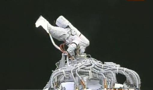 我国首次完成太空行走任务的是神舟几号上的航天员他是谁？