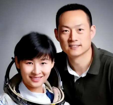 我国首位女航天员刘洋将再上太空，她的两个孩子将会由谁来照顾？