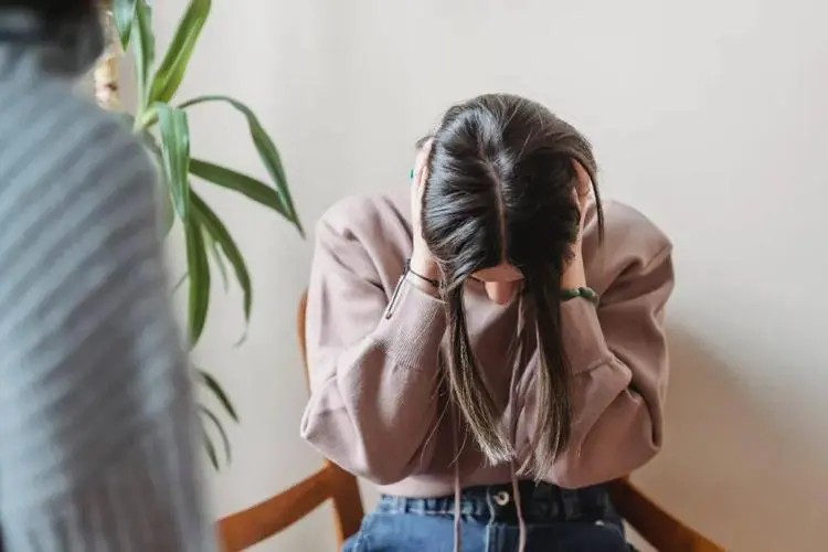 广东女孩晚上独自看店追着赖账客人付款，家长该如何抚平孩子的情绪？