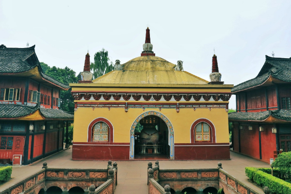 普贤菩萨道场在峨眉山哪个寺庙