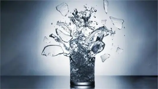 冬天往杯子里倒水，为什么比较厚的玻璃杯更容易爆炸，这是为什么？