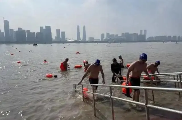 杭州7岁小女孩独自横渡钱塘江，备受荣耀的背后付出了怎样的努力？