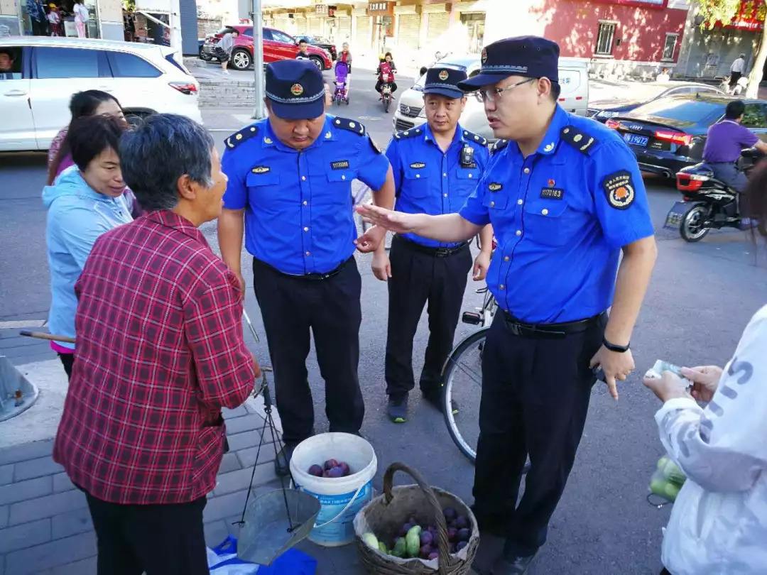 市监局人员公车私用送菜被停职，城管和摆摊人员的矛盾应怎么妥善解决？