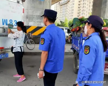 南宁城管当街殴打女摊贩，引发冲突的主要原因是什么？