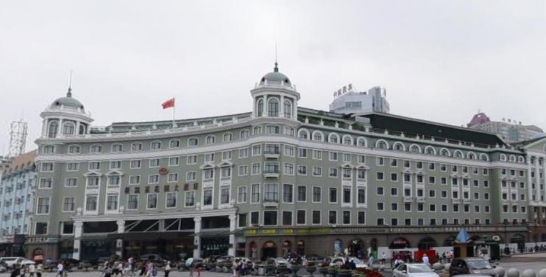 哈尔滨一酒店从6层“长”到9层，违规加盖该不该强制性将其拆除？