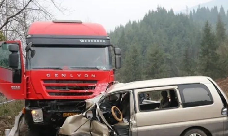 成雅高速一重型货车与商务车对向相撞致3死3伤，事故的责任该如何划分？