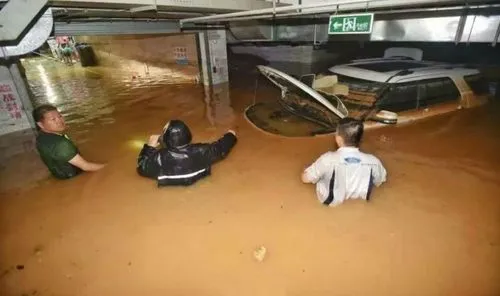 徐州暴雨：雨水倒灌车库，多辆车被淹！造成了多大的损失？