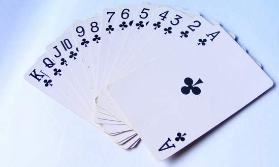 请教扑克常识,一副扑克共几张牌,几个花色等等